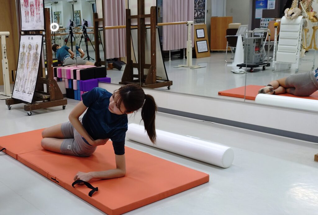 バレエ中学生女子がオンラインバレエ整体のパーソナルトレーニングを受けてサイドプランンクをしている様子
A middle school ballet dancer studying abroad participating in an online ballet personal training session, performing a side plank during a virtual ballet conditioning program. This online ballet therapy focuses on core strength, injury prevention, and performance enhancement for international ballet students preparing for ballet school and competitions. Accessible worldwide for young dancers seeking professional remote ballet coaching.